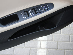 2014款1.8L 自动DLX 前门储物空间