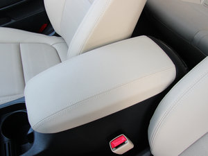 2014款1.8L 自动DLX 中央扶手箱
