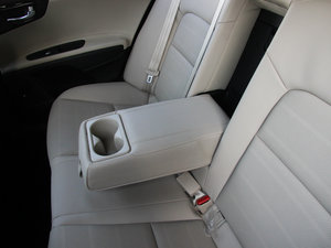 2014款1.8L 自动DLX 后排中央扶手