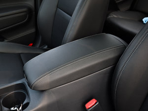 2014款1.8L 自动GLS 中央扶手箱