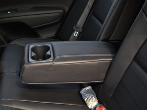 2014款1.8L 自动GLS 后排中央扶手