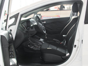 2015款1.6L 手动GL 前排空间