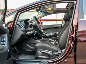 2015款1.6L 手动GLS 前排空间