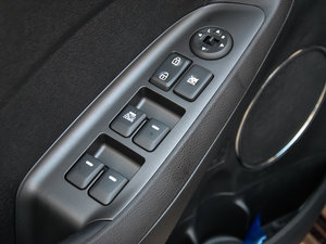 2015款1.6L 手动GLS 主驾车窗控制区	