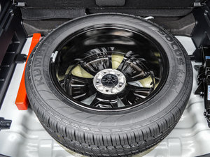 2015款2.0L 自动两驱版DLX 备胎