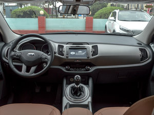 2015款2.0L 手动两驱版GLS 内饰全景