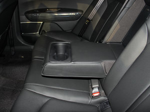 2016款2.0L 自动LUX 后排中央扶手