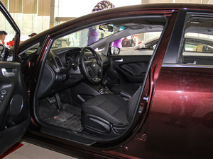 2016款1.6L 自动GLS 前排空间