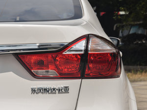 2016款1.6L 自动DLX 尾灯