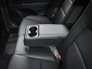 2017款1.6T 自动T-PRM 后排中央扶手