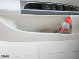 2009款1.6L 自动尊雅版 前门储物空间