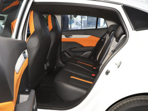 2023款马赫版 1.5L 自动荣耀版 后排空间