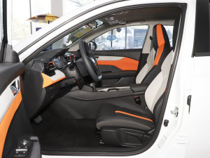 2023款马赫版 1.5L 自动荣耀版 前排空间