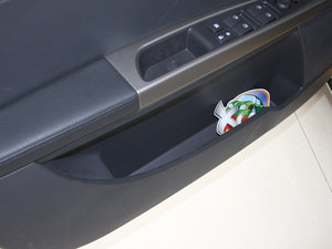 2011款1.6L 手动尊贵版 前门储物空间