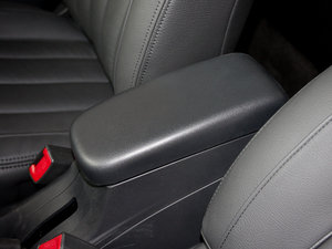 2011款1.6L 手动尊贵版 中央扶手箱