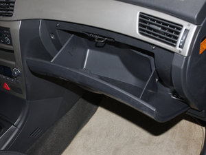 2011款1.6L 手动尊贵版 手套箱