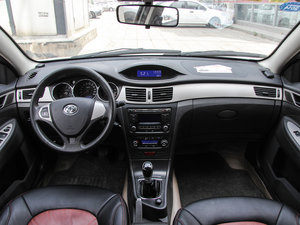 2012款1.6L 手动尊逸版 内饰全景