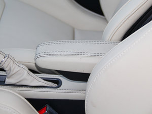 2015款3.5T S 中央扶手箱