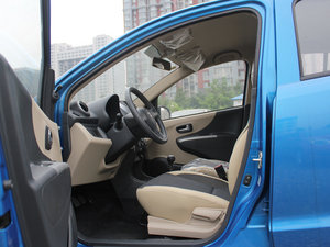 2009款1.0L 手动舒适版 前排空间