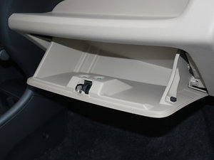 2009款1.0L 手动舒适版 手套箱