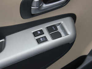 2009款1.0L 手动舒适版 主驾车窗控制区	