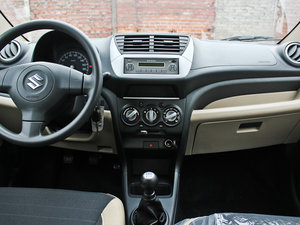 2009款1.0L 手动舒适版 中控台