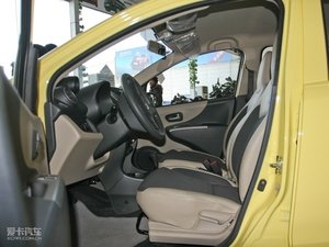 2009款1.0L 自动豪华版 前排空间