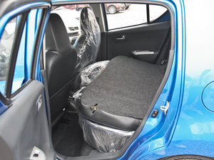 2010款1.0L 自动炫酷版 空间座椅