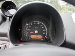2013款1.0L 自动炫酷版 中控区