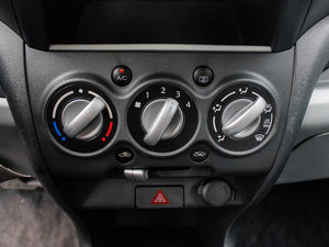 2013款1.0L 自动炫酷版 中控区
