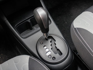 2013款1.0L 自动炫酷版 中控区