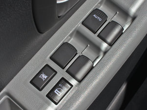 2013款1.0L 手动豪华版 主驾车窗控制区	