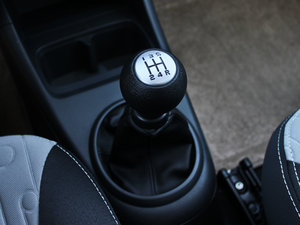 2013款1.0L 手动豪华版 换挡杆