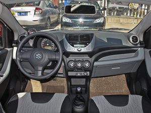 2013款1.0L 手动豪华版 内饰全景