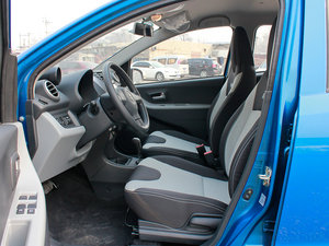 2013款1.0L 自动豪华版 前排空间