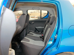 2013款1.0L 自动豪华版 后排空间