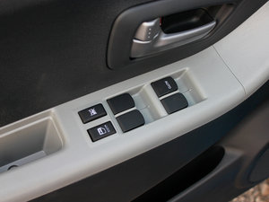2013款1.0L 自动豪华版 主驾车窗控制区	