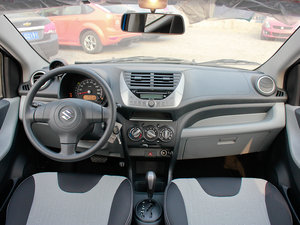 2013款1.0L 自动豪华版 内饰全景