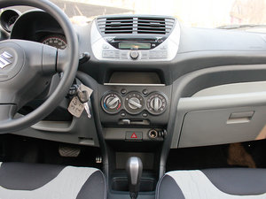 2013款1.0L 自动豪华版 中控台