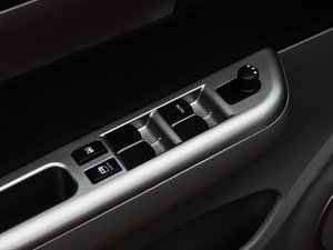 2013款1.5L 手动运动版 主驾车窗控制区	