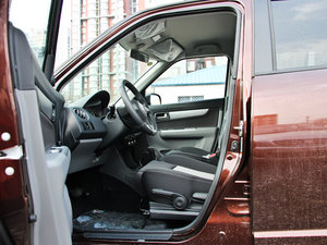 2013款1.5L 自动运动版 前排空间