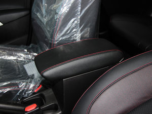 2014款1.6L 手动精英型 两驱 中央扶手箱