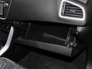 2014款1.6L 手动精英型 两驱 手套箱