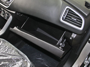 2014款1.6L 手动进取型 两驱 手套箱
