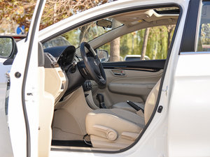 2015款1.6L 自动乐享型 前排空间