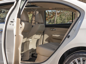 2015款1.6L 自动乐享型 后排空间
