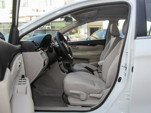 2015款1.6L 自动尊享型 前排空间