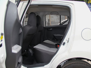 2015款1.0L 手动限定版 后排空间