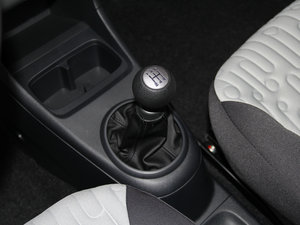 2015款1.0L 手动限定版 换挡杆