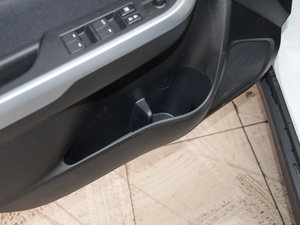 2016款1.4T 自动精英型 前门储物空间